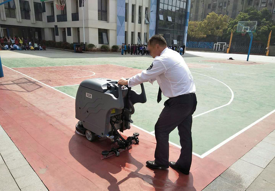 江西大型清潔設備多功能洗地機和電動<a href=http://www.dgetm.com target=_blank class=infotextkey>掃地車生產(chǎn)廠</a>